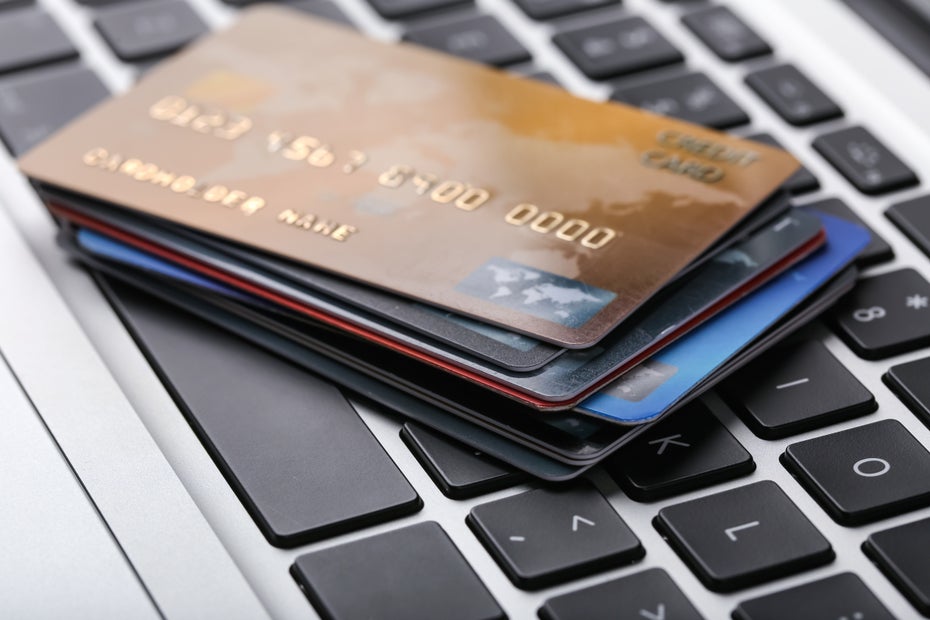 Kreditkarte oder Debitkarte? Äußerlich unterscheiden sich die Bezahlkarten kaum. (Foto: Africa Studio/Shutterstock)