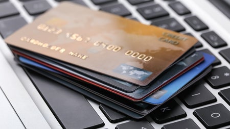 Kredit- oder Debitkarte? Diese wichtigen Unterschiede musst du kennen