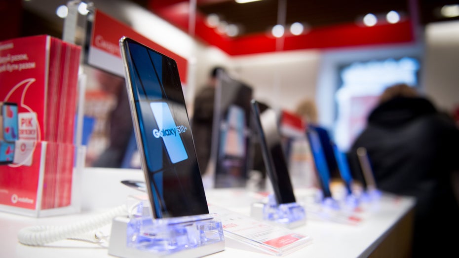 Smartphones können oft mit Verträgen gekauft werden. (Foto: Vlasov Yevhenii / Shutterstock) Studie: Smartphones im Tarif-Bundle sind oft teurer als der Einzelkauf