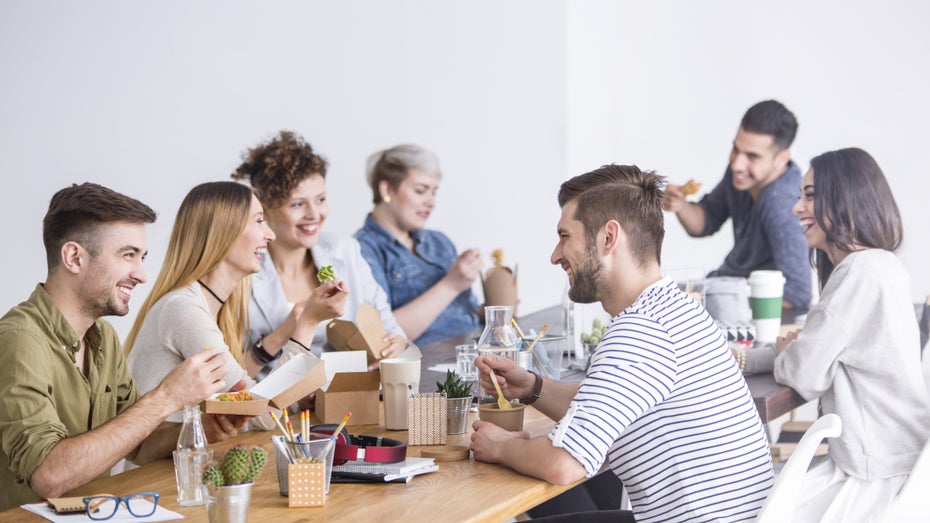 Gemeinsam essen: Die Mittagspause kann im Office ein Ritual werden. (Foto: Ground Picture / Shutterstock) Essen aus Automaten: Dieses deutsche Startup will die Mittagspause verändern