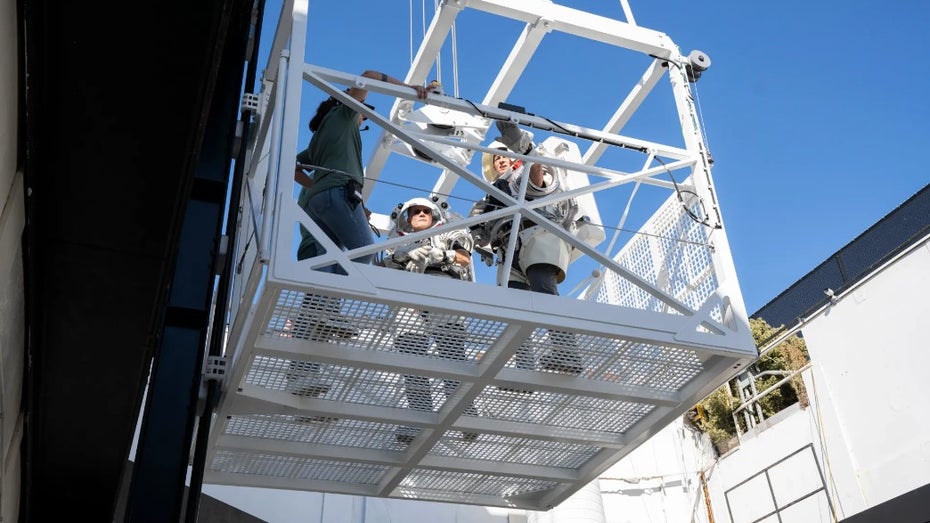 Der Nachbau des Aufzugs, mit dem die Crew bei der Artemis-Mission vom Lander auf die Mondoberfläche gelangen soll. (Foto: Space X) Astronauten testen SpaceX-Aufzug: So soll die Mondlandung 2025 gelingen
