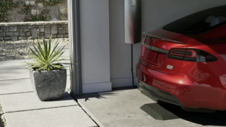 Tesla zeigte bereits im März eine induktive Ladestation für Elektroautos. (Screenshot: Tesla/ t3n.de) Tesla will E-Autos bald kabellos aufladen