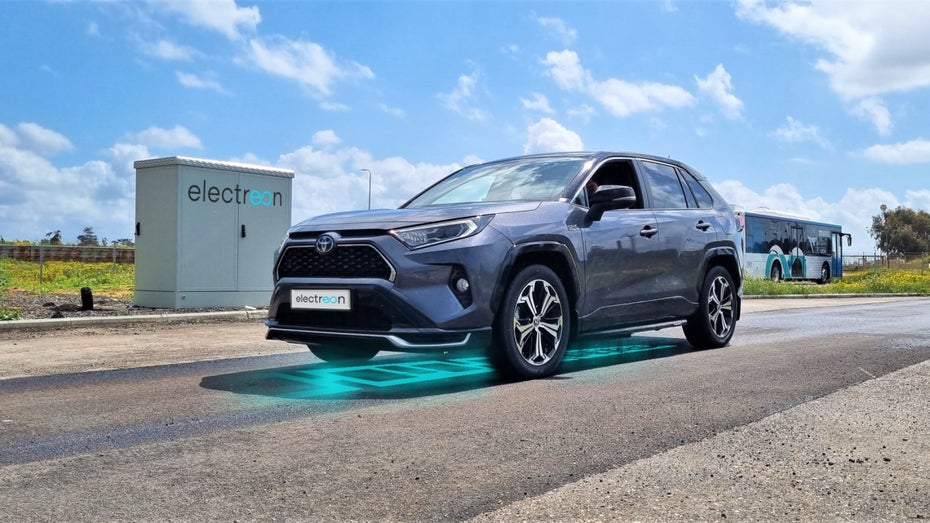 E-Auto beim Fahren auf der Straße laden. (Bild: Electreon) E-Auto Straße laden