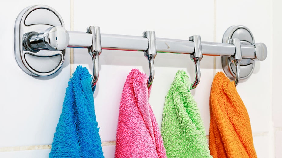 Solche Kameras können in Alltagsgegenständen versteckt sein. (Foto: OlegDoroshin / Shutterstock) Amazon verkauft Kamera, die als Kleiderhaken getarnt ist – und wird verklagt