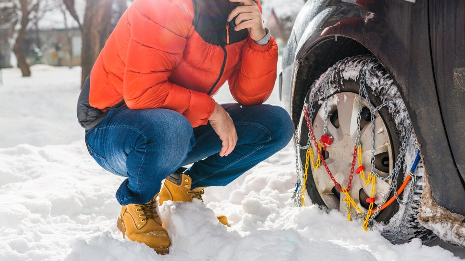 Wie ging das nochmal? Das frostige Gefummel mit Schneeketten könnte bald der Vergangenheit angehören. (Foto: Dejan Dundjerski/Shutterstock) Schneeketten auf Knopfdruck: Neuer Hyundai-Reifen macht es möglich
