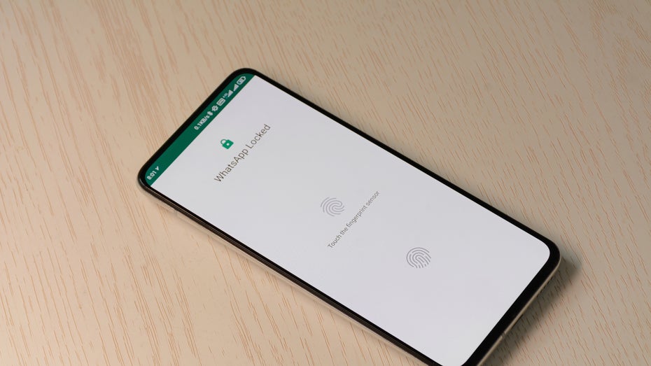 Gesperrte Chats können bei Whatsapp jetzt zusätzlich mit Passwort gesichert verborgen werden. (Foto: MeSSrro / Shutterstock) Schutz vor neugierigen Augen: Whatsapp bekommt Geheim-Funktion