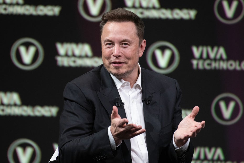 Elon Musk will auf einer Konferenz etwas erklären.