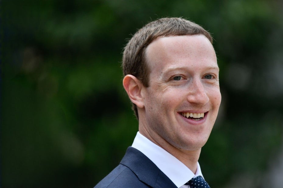 Mark Zuckerberg lächelt in die Kamera.