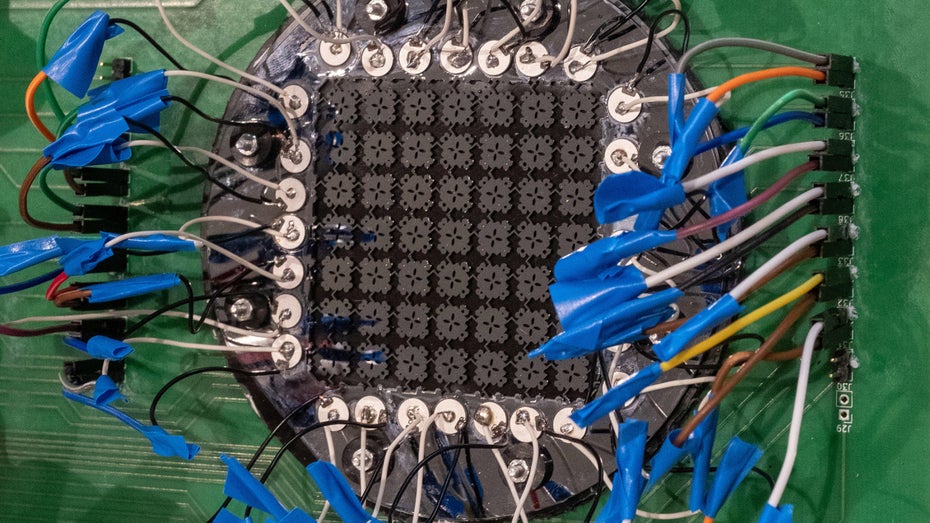 Dieser batterielose Sound-Sensor könnte an Orten zum Einsatz kommen, an denen kein Platz für eine Batterie ist – etwa im Auge. (Foto: Astrid Robertsson / ETH Zurich) Dieser neue Sound-Sensor könnte Millionen von Batterien einsparen
