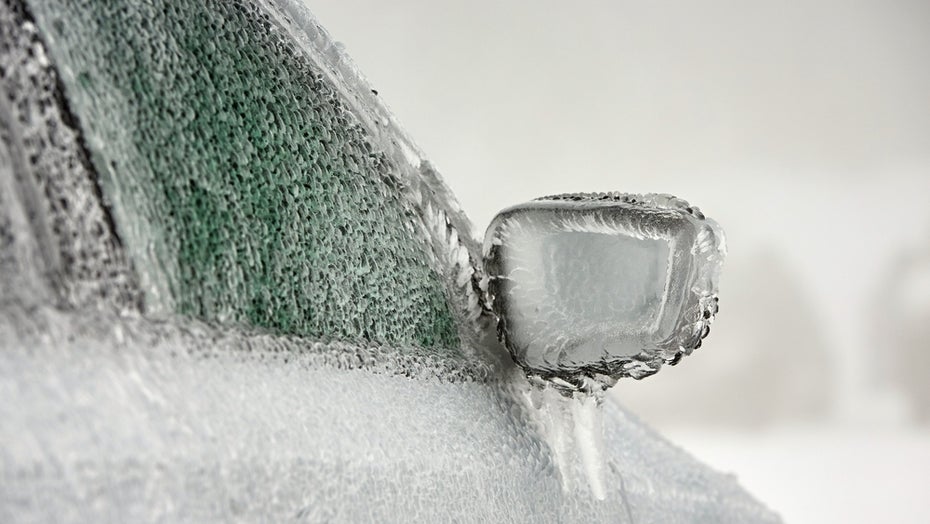 Frostiges Wetter macht E-Autos und Verbrennern Probleme. (Foto: Jaromir Chalabala/Shutterstock) Frost Auto