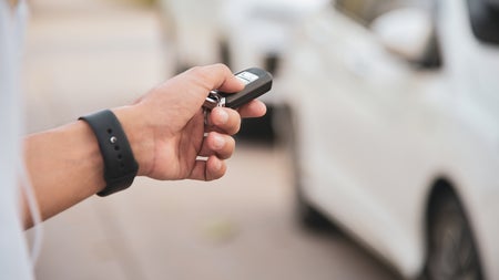 Einfacher Trick: Euer Funk-Autoschlüssel funktioniert besser, wenn ihr ihn an den Kopf haltet