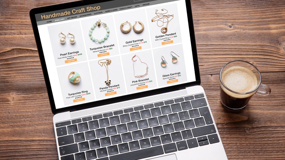 Unzufrieden im Job : Frau bringt sich selbst Grafikdesign bei – und verdient 500.000 Dollar Unzufrieden im Job : Frau bringt sich selbst Grafikdesign bei – und verdient 500.000 Dollar