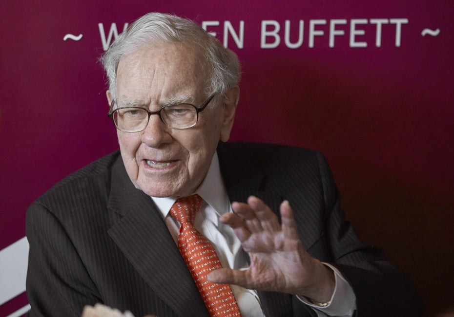 Der Milliardär Warren Buffet redet auf einer Veranstaltung.
