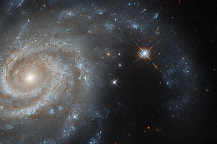 Eine Spiralgalaxie, die bildlich vom Hubble-Teleskop eingefangen wurde