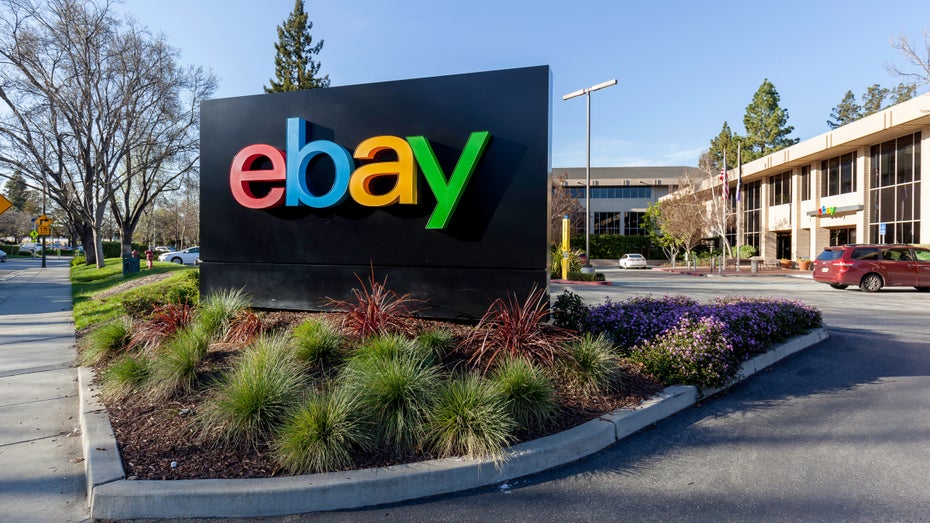 Ebay will mehr KI-Funktionen bieten und setzt fürs Anlernen auf Kund:innendaten. Diese können aber widersprechen. (Foto: JHVEPhoto/Shutterstock) KI-Training mit deinen privaten Daten? So kannst du Ebay davon abhalten