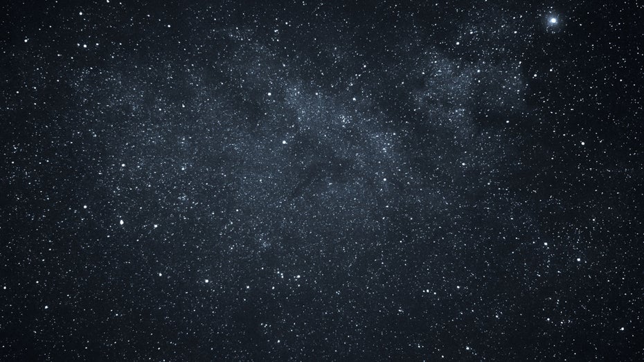 So richtig hell ist das All nicht. (Foto: seecreateimages / Shutterstock) Astronom erklärt: Deshalb ist das All trotz Milliarden von Sternen so dunkel