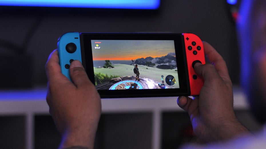 Auch die Switch 2 soll tragbar sein. (Foto: Natalia Lobon / Shutterstock) Nintendo Switch 2 soll noch dieses Jahr erscheinen – und teurer werden