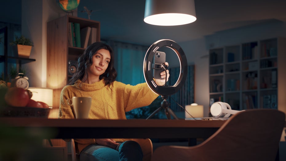 Content für Tiktok produzieren: 2024 ändern sich dafür die Spielregeln. (Foto: Stock-Asso / Shutterstock) Weniger Content, mehr Qualität: So wirst du bei Tiktok erfolgreich