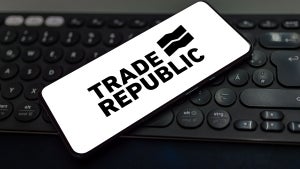 Trade Republic bringt eigene Debitkarte mit Sparmodell