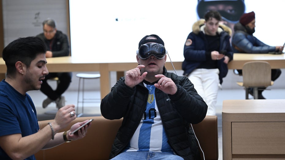 Menschen nutzen die Apple Vision Pro im Alltag – und liefern dystopische Bilder Menschen nutzen die Apple Vision Pro im Alltag – und liefern dystopische Bilder