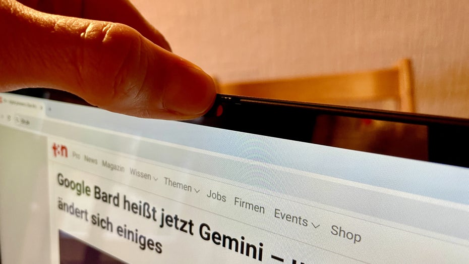 Ein Finger schiebt den Shutter über die Webcam eines Chromebooks.
