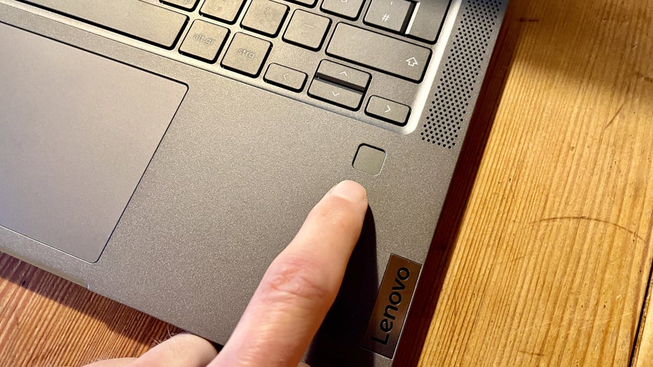 Der Fingerabdrucksensor eines Chromebooks in der Nahaufnahme.