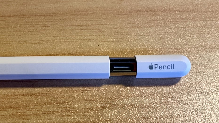 Der Apple Pencil mit offenem USB-C-Anschluss in der Nahaufnahme.
