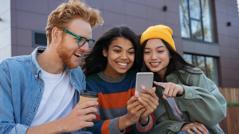 Die Zielgruppe ist vor den Bildschirmen – mit Tools lässt sich checken, ob sie erreicht wird. (Bild: Aruta Images / Shutterstock) Trends, Umfragen, Entwicklung: Diese Tools helfen dir, deine Zielgruppe einzuordnen