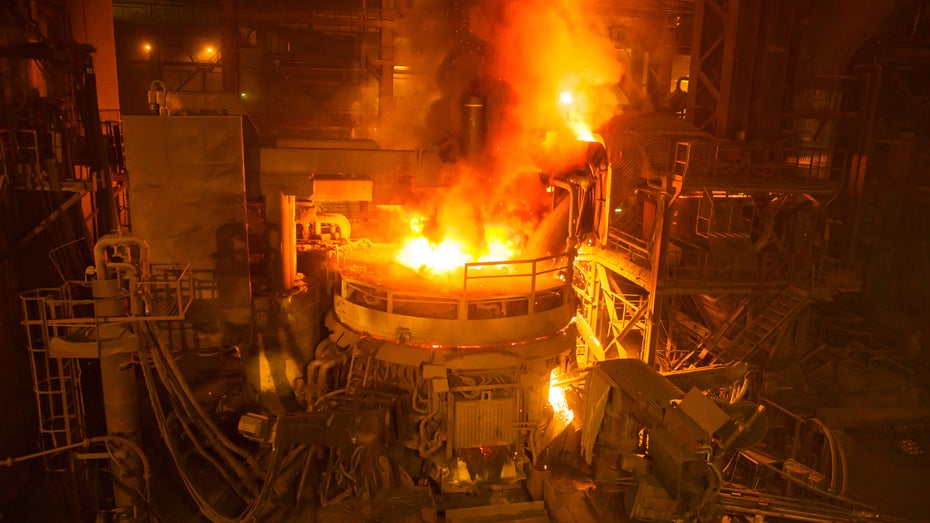 Der Schlamm wird im Lichtbogenofen verarbeitet. (Foto: Norenko Andrey / Shutterstock) Eisen aus Abfall: Deutsche Forscher zeigen, wie CO2-freies Eisen hergestellt werden kann