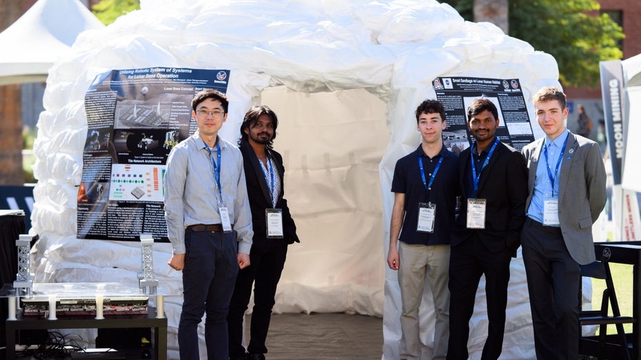 Von Termitenhügeln inspiriert: Forschungsteam vor den smarten Sandsack-Bauten. (Foto: University of Arizona) Termiten Sandsack Mond