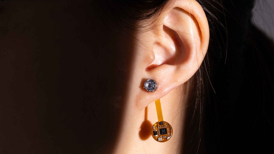Diese smarten Ohrringe können die Körpertemperatur messen
