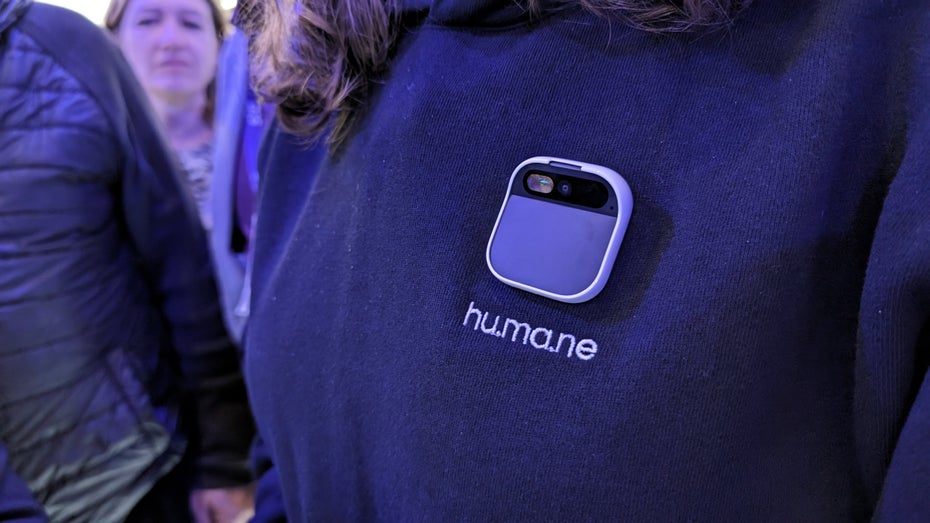 La spilla AI di Humanes è stata vista per la prima volta fuori dagli Stati Uniti al MWC 2024. (Immagine: t3n)