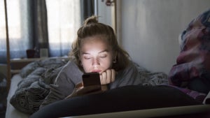 Studie: Immer mehr Jugendliche nutzen soziale Medien „riskant viel”