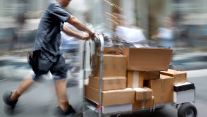Dumpinglöhne und 14-Stunden-Tag: Kommt ein Verbot für Subunternehmer in der Paketbranche?