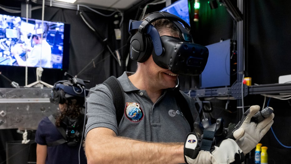 Mogensen schätzt die VR-Brille auf der ISS. (Foto: Nasa) Aus dem All auf die Erde: ISS-Astronaut nutzt VR-Brille, um Natur zu erleben