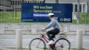 Warum der BND auf Plakaten nach „Terroristen (m/w/d)” sucht
