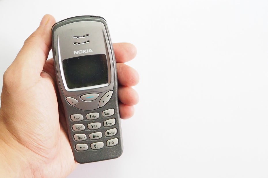 Ein Hand hält das Nokia 3210