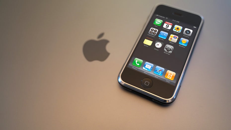 Wenn ihr in Aktien statt ein iPhone investiert hättet, hättet ihr jetzt eine Menge Geld. (Bild: marleyPug/Shutterstock) Apple-Aktien statt erstem iPhone: So viel Geld hättet ihr heute durch die Investition