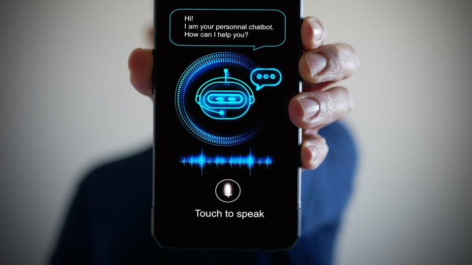 Ein eigener Chatbot kann bei der schnellen Datenabfrage helfen. (Foto: Ole.CNX / Shutterstock) Unternehmensinterne Chatbots: Für wen sich eine eigene KI lohnt