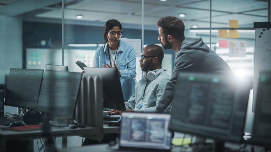 Cybersicherheit sollte dauerhaft und im Team gedacht werden. (Foto: Gorodenkoff/Shutterstock) Cyber Resilience Act: Was dahintersteckt und wie du dein Unternehmen jetzt darauf vorbereitest