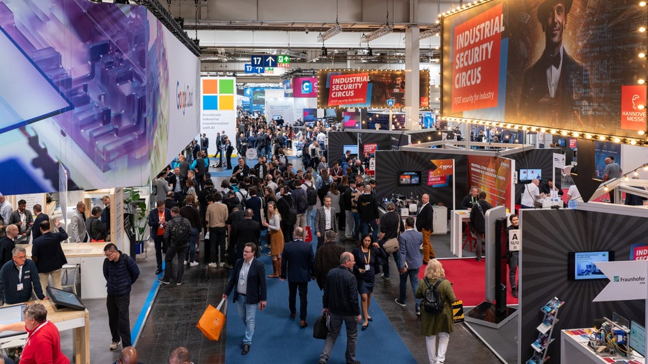 Viel Publikum und viele Stände: Bei der Hannover Messe war das Angebot groß und das Auffallen dafür umso schwerer. (Foto: Deutsche Messe) Wissen schlägt Goodie-Bags: Darauf solltest du bei deinem ersten Außenauftritt achten