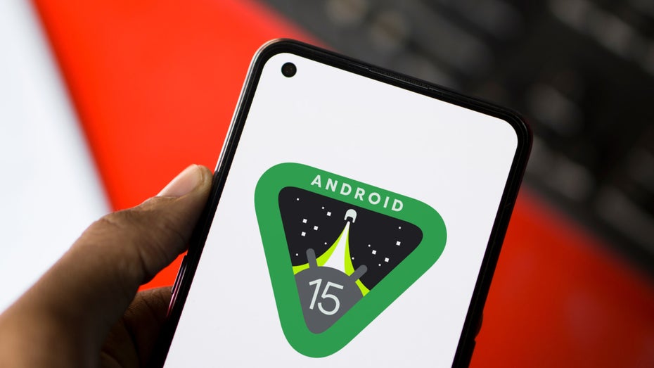 Android 15 bringt neue Features mit sich. (Bild: Mojahid Mottakin / Shutterstock) Android 15: Sorgt diese Funktion bald für eine längere Akkulaufzeit?
