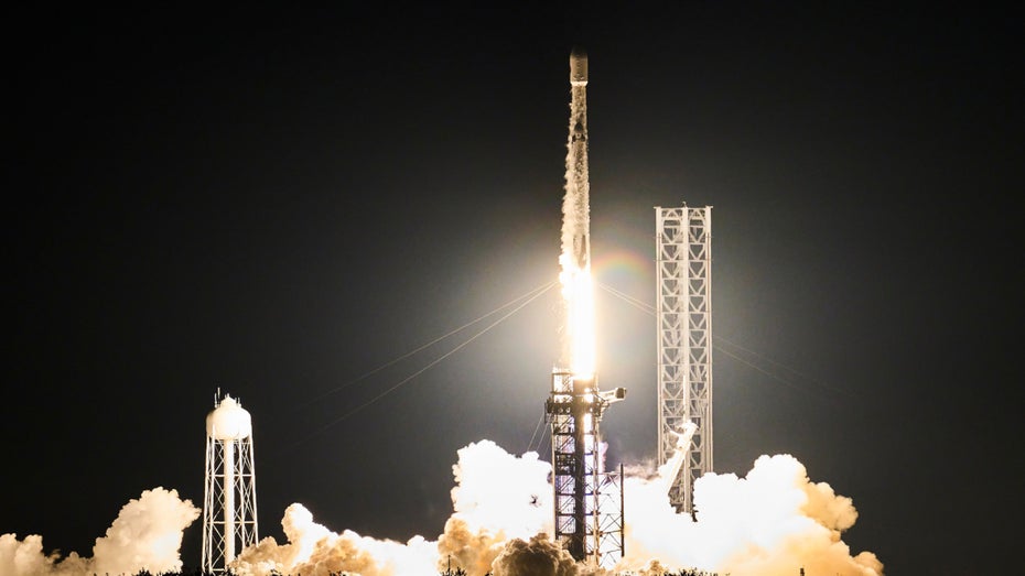 Das Gewinnerfoto zeigt die Falcon Heavy vor dem Mond. (Foto: Evan El-Amin/Shutterstock) Galaktisches Fotoshooting: SpaceX-Rakete im perfekten Moment vor dem Mond abgelichtet