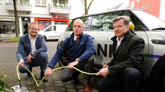 In Köln könnt ihr euer E-Auto jetzt am Bordstein laden