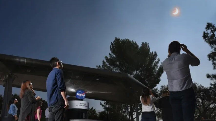 Nasa-Mitarbeiter:innen beobachten Sonnenfinsternis von 2017. (Foto: Nasa/Josh Krohn) Nasa Sonnenfinsternis