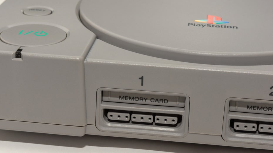 Modder macht erste Playstation zur Handheld – indem er das Motherboard durchschneidet