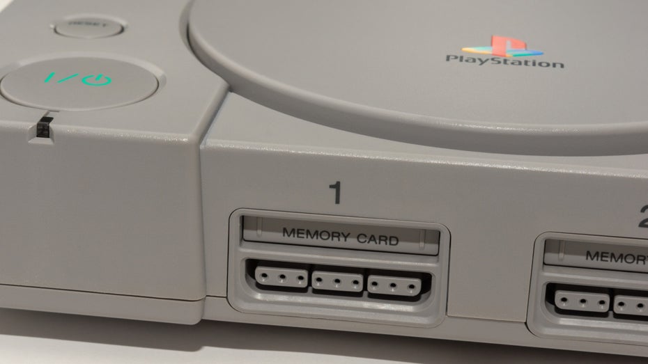 Die Playstation wird zur Handheld. (Foto: Sam Bianchini / Shutterstock) Modder macht erste Playstation zur Handheld – indem er das Motherboard durchschneidet