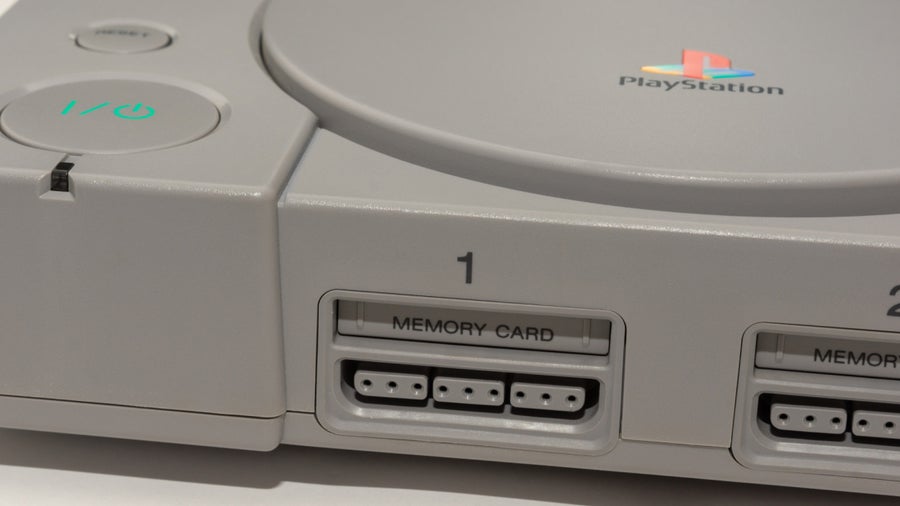 Modder macht erste Playstation zur Handheld – indem er das Motherboard durchschneidet