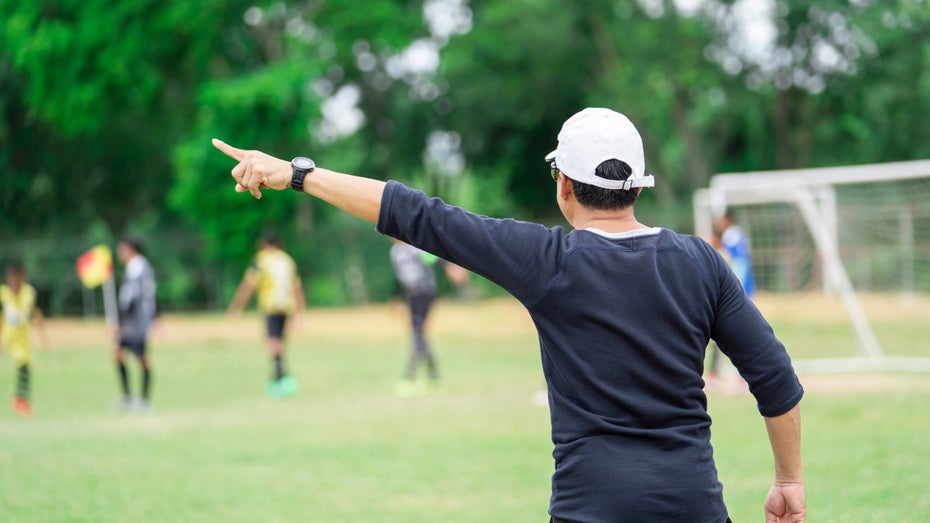 Das KI-Klonen von menschlichen Stimmen kann sehr gefährlich sein. (Bild: Shutterstock/metamorworks) Sportlehrer soll KI-Stimme benutzt haben, damit Schuldirektor gefeuert wird