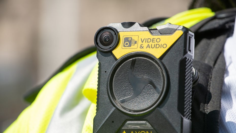 Polizisten sollen Bodycam-Aufnahmen per KI auswerten – doch das könnte für Probleme sorgen Polizisten sollen Bodycam-Aufnahmen per KI auswerten – doch das könnte für Probleme sorgen